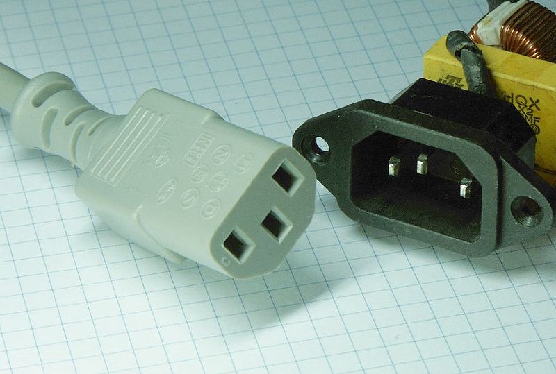Kaltger&auml;testecker C13/C14 nach IEC 60320 &mdash; Kupplung und Einbaustecker f&uuml;r PC, Monitor, Drucker und USV