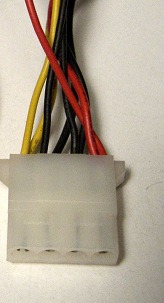 Molex 4-Pin Stecker (Mini-Fit Jr.) mit zwei Reihen &agrave; zwei Kontakten f&uuml;r +5 V (rot) und +12 V (gelb), GND schwarz