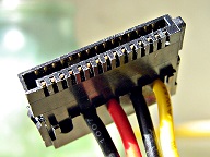 S-ATA Stromstecker am Kabel (15-polig, L-f&ouml;rmig) zum Anschluss von SSDs und Festplatten