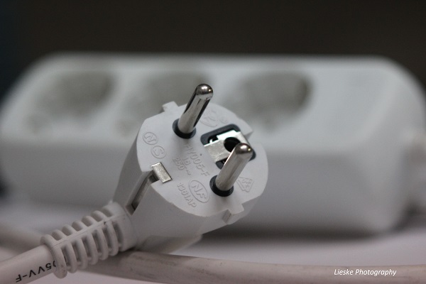 Schuko-Stecker (Typ F, CEE 7/4) mit Schutzkontakt-B&uuml;geln &mdash; der deutsche Standard-Netzstecker