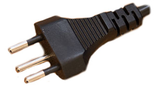 Schweizer Netzstecker Typ J nach SEV 1011 mit drei in Linie angeordneten Kontaktstiften (PE l&auml;nger und versetzt)